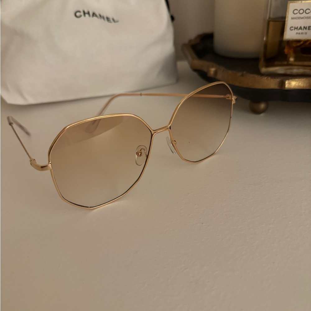 Rose Gold Oversized Sunglasses with Retro-Inspired Design